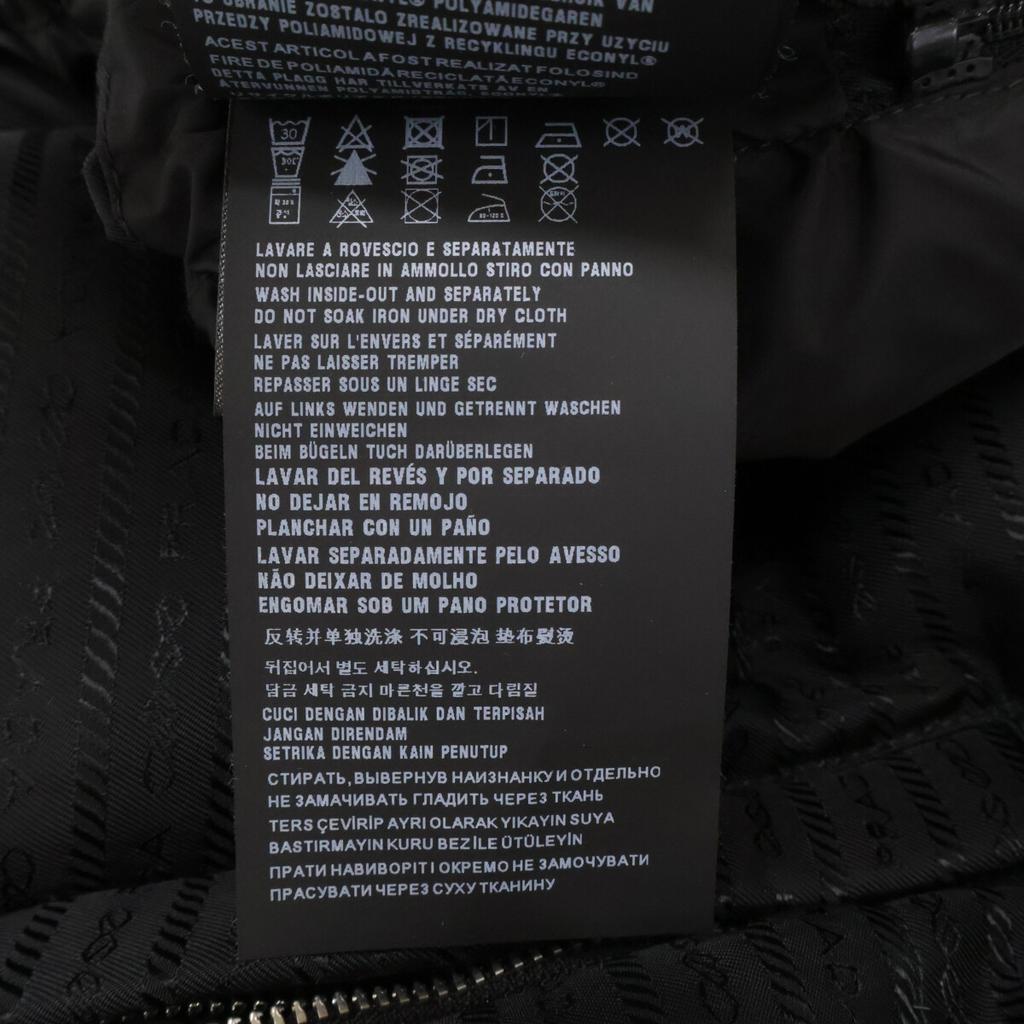 Prada 29Y056 Triangle Logo Plate Re-Nylon Cropped Down Jacket Jacket 40 blackUsed