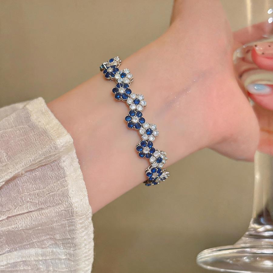 Elegant Zircon Love Heart Flower Bracelet for Women: Fashionable & Versatile Hand Jewelry