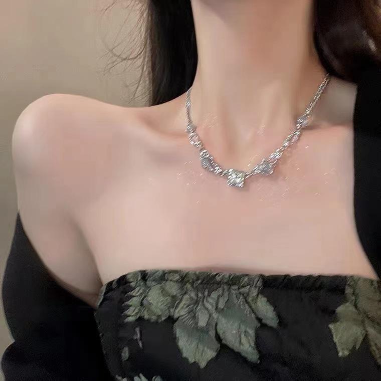 Elegante weiße Zirkon-Halskette für Damen - Leichter Luxus Sommer Schlüsselbein-Ketten-Accessoires