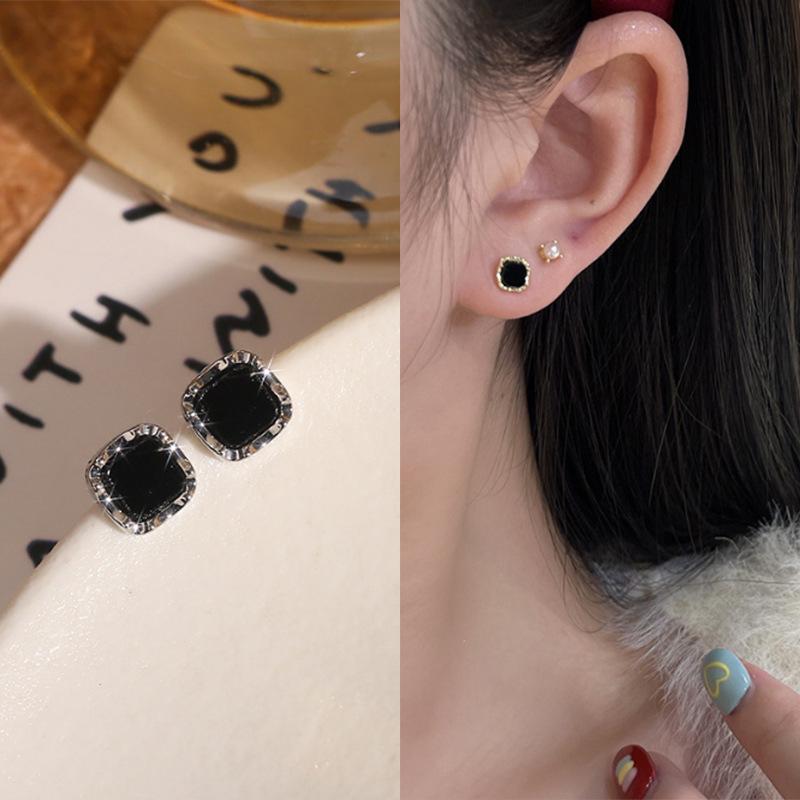 Elegant Black Square Earrings for Women - Minimalist Luxury and Style