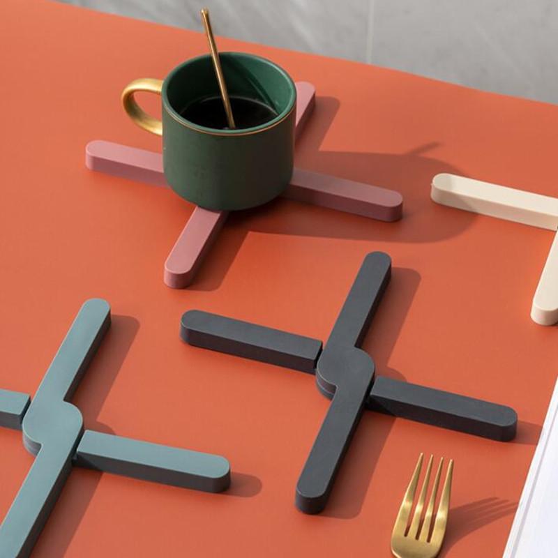 1/2 ks skládací silikonové tepelně odolné prostírání, protiskluzová podložka na stůl, víceúčelový držák na hrnce, talíř, tácek, kuchyňský a jídelní stůl