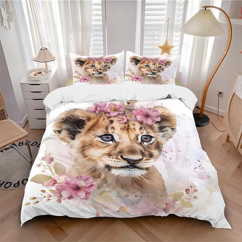 3pcs Little Lion & Flowers Quilt Set Cartoon Themed Bed Quilt Set Lovely Character Bedroom Decor Bed Quilt Set Four Seasons (1 Cover + 2Pillowcas