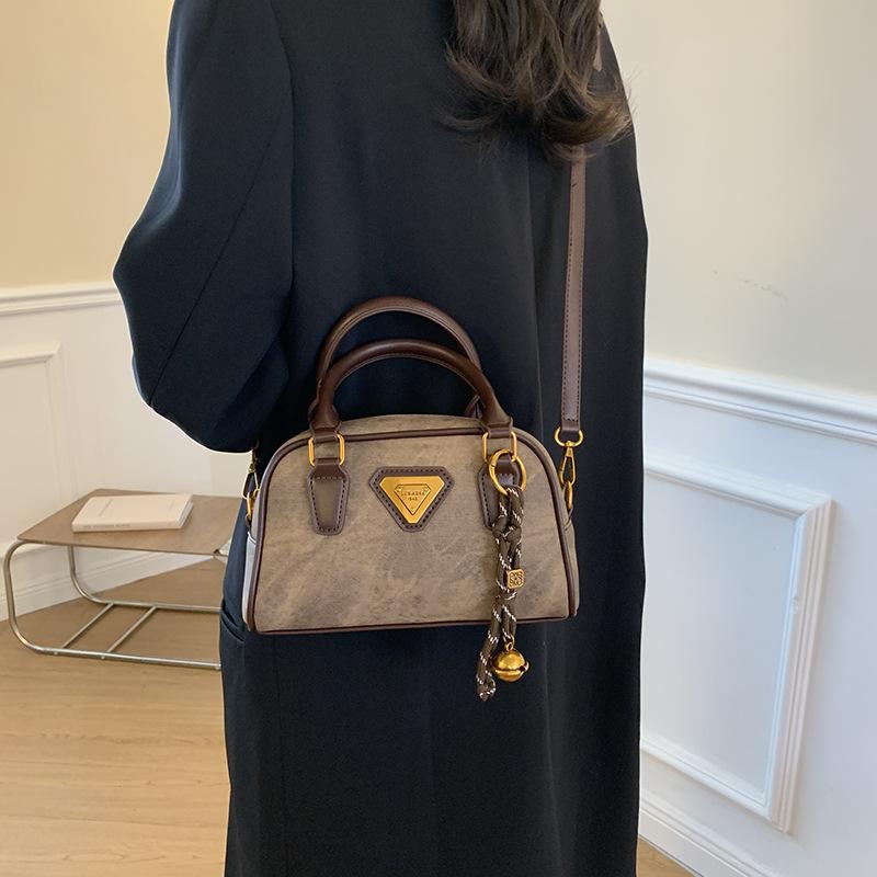 Autumn and Winter Retro Small Bag Women's 2025 New Fashion Versatile Messenger Bag Popular Super Hot Portable Bowling Bag