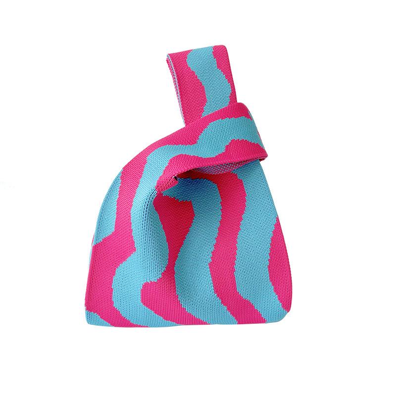 Pletená kabelka přes rameno v barevném kontrastu: Unikátní, Všestranný a Prostorný.