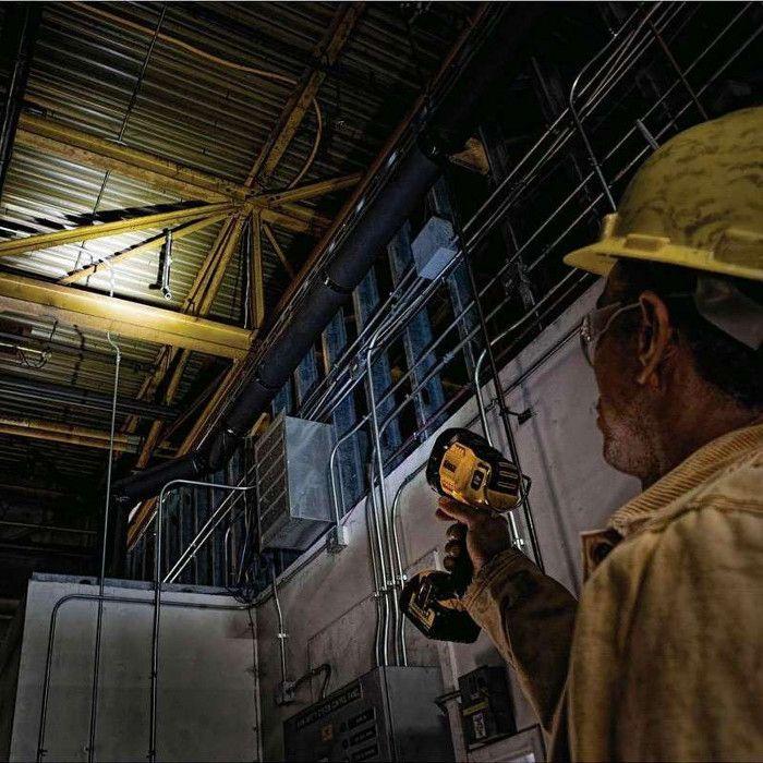 LED svítilna XR 18V - DEWALT - DCL043-XJ - Ergonomická rukojeť - Závěsný hák