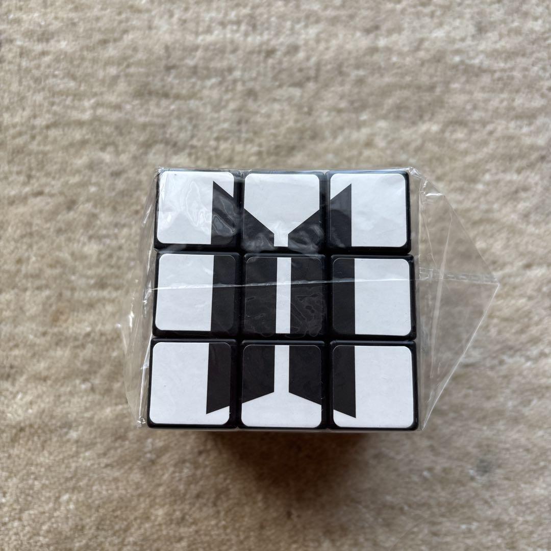 

[Б/У] Официальный кубик Рубика BTS