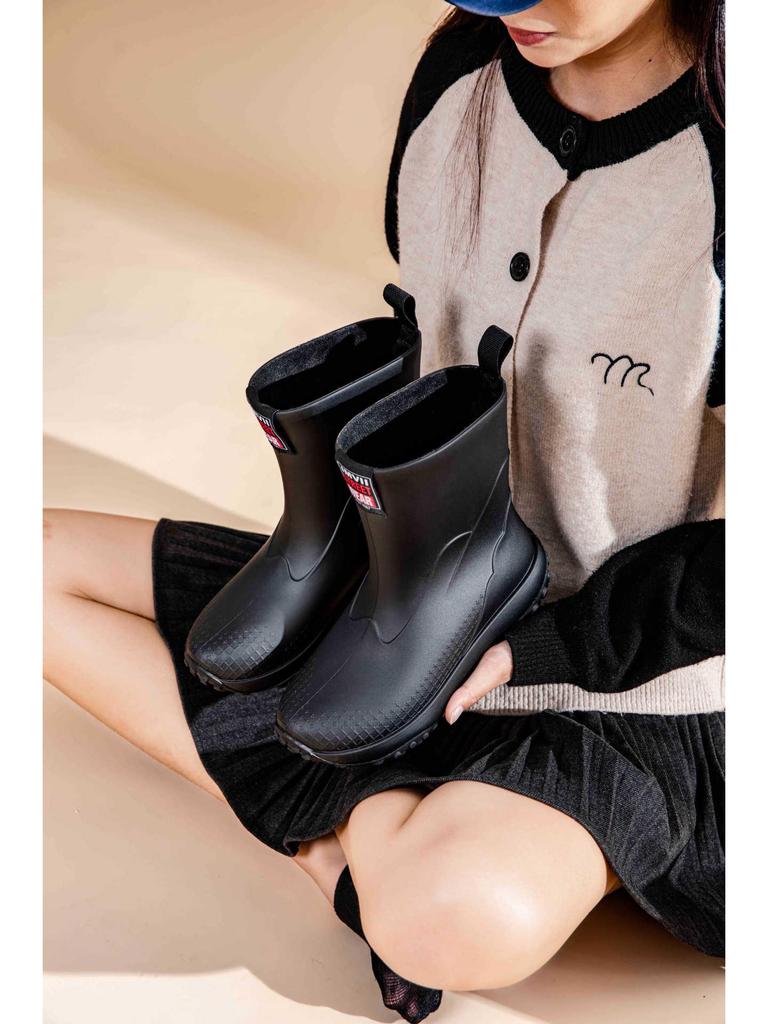 Unisex Baby-Regenstiefel - Kurz, Rutschfest, Winddicht, Aus einem Stück geformtes Gummi mit warmem Kordelzug am Knöchel.