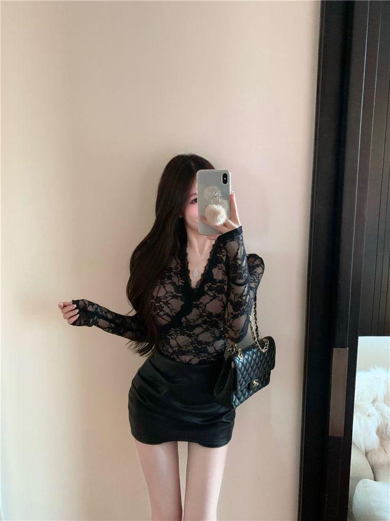 Black Women's V-Neck Lace Long Sleeve Top for Autumn and Winter - Slimming and Stylish Inner Base Shirt