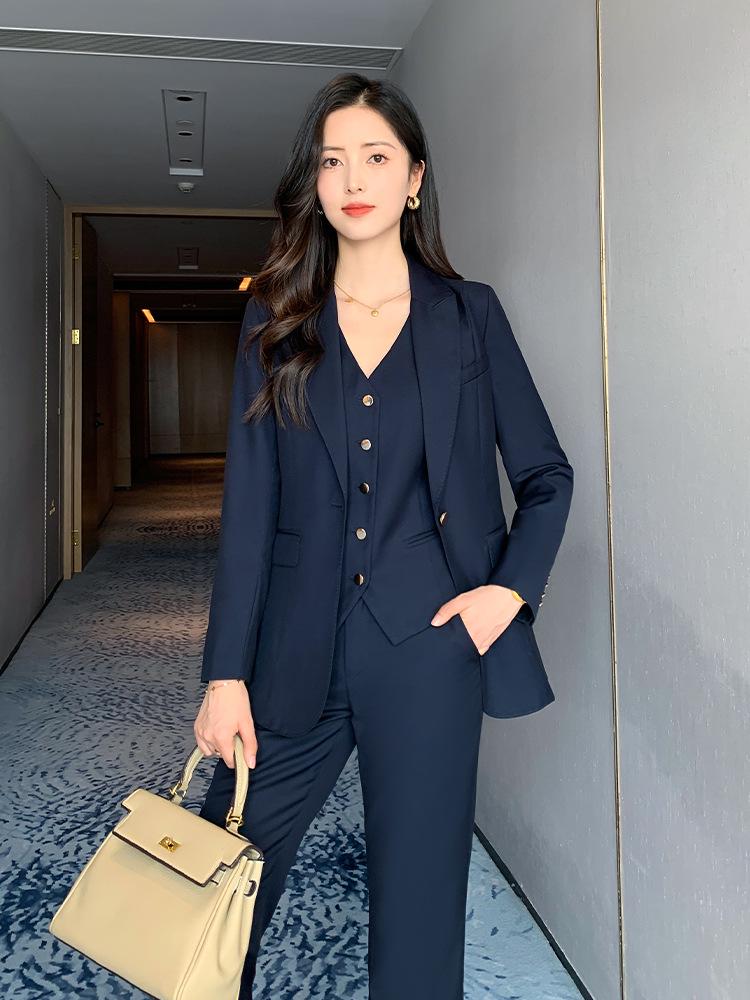 Marken exklusiv: Professionelles High-End Woll-Anzugset für Damen mit Weste und Micro-Flare-Hose für Herbst und Frühling