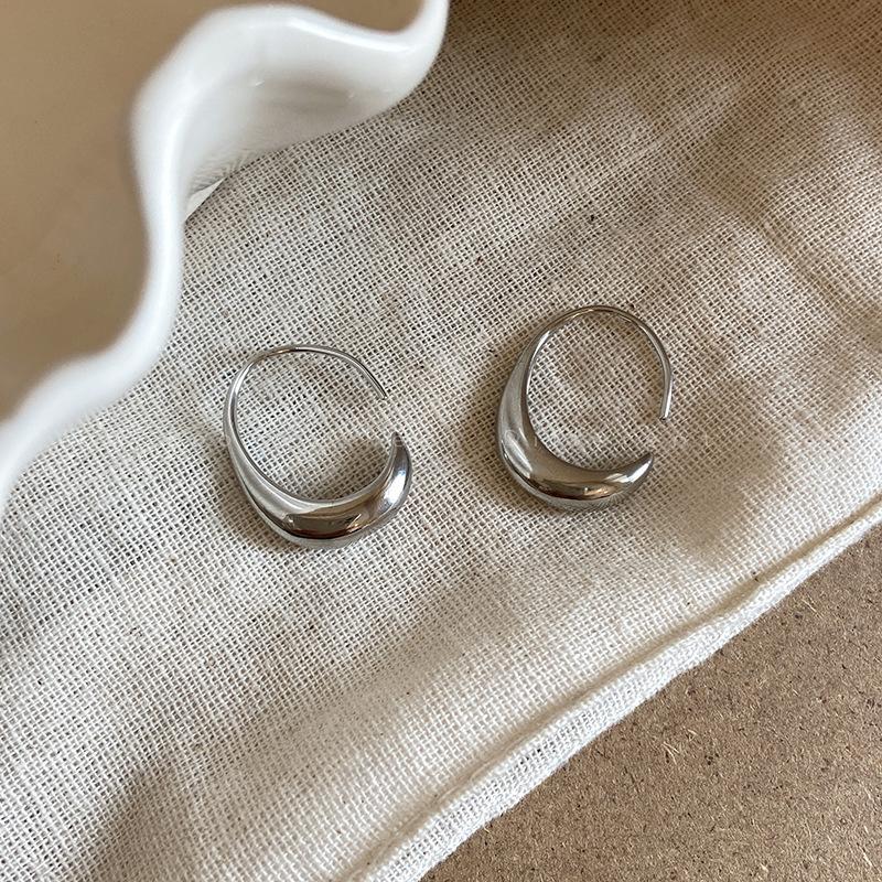 

2025 new popular golden water drop C-shaped earrings women s retro stud earrings cold wind ear jewelry