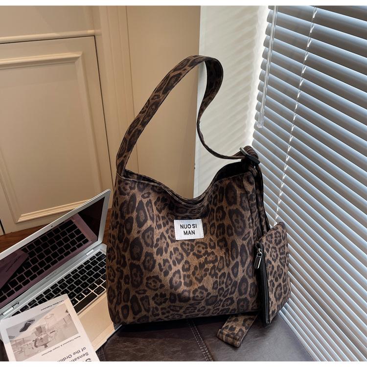 

Leopard print bag women s large capacity 2025 new autumn and winter retro lightweight shoulder bag casual commuter messenger tote bag зелений
