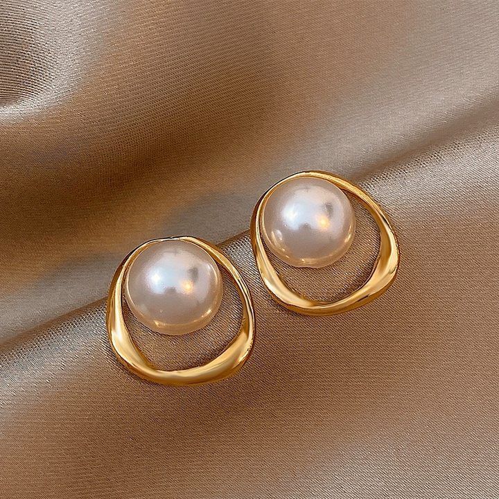 

Stud earrings | + Necklace One Size