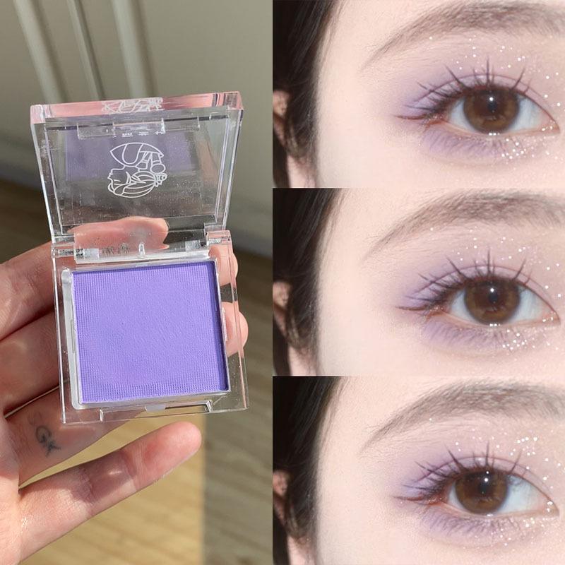 Hochgesättigter matter grüner Lidschatten für Weihnachten: Reiche Farbabgabe in Gelb, Blau, Rot und Lila