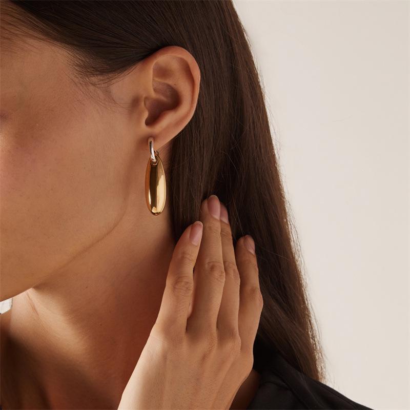 

Стильный французский набор серег-полумесяцев и геометрического колье с металлической текстурой Necklace