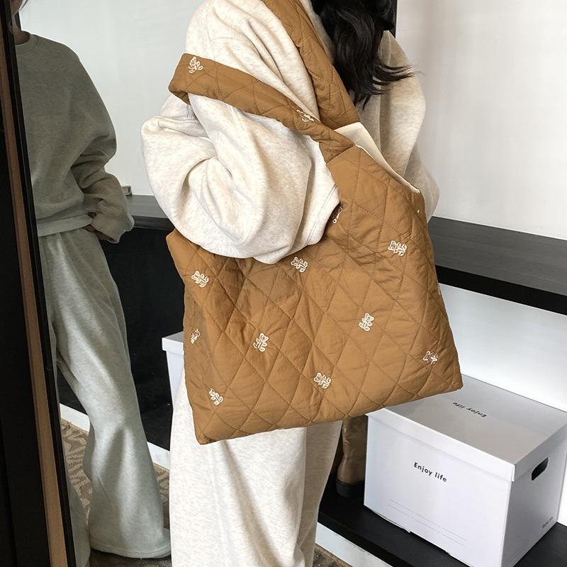 Leisure commuter shoulder bag lightweight large-capacity bag women's new autumn and winter versatile niche tote bag