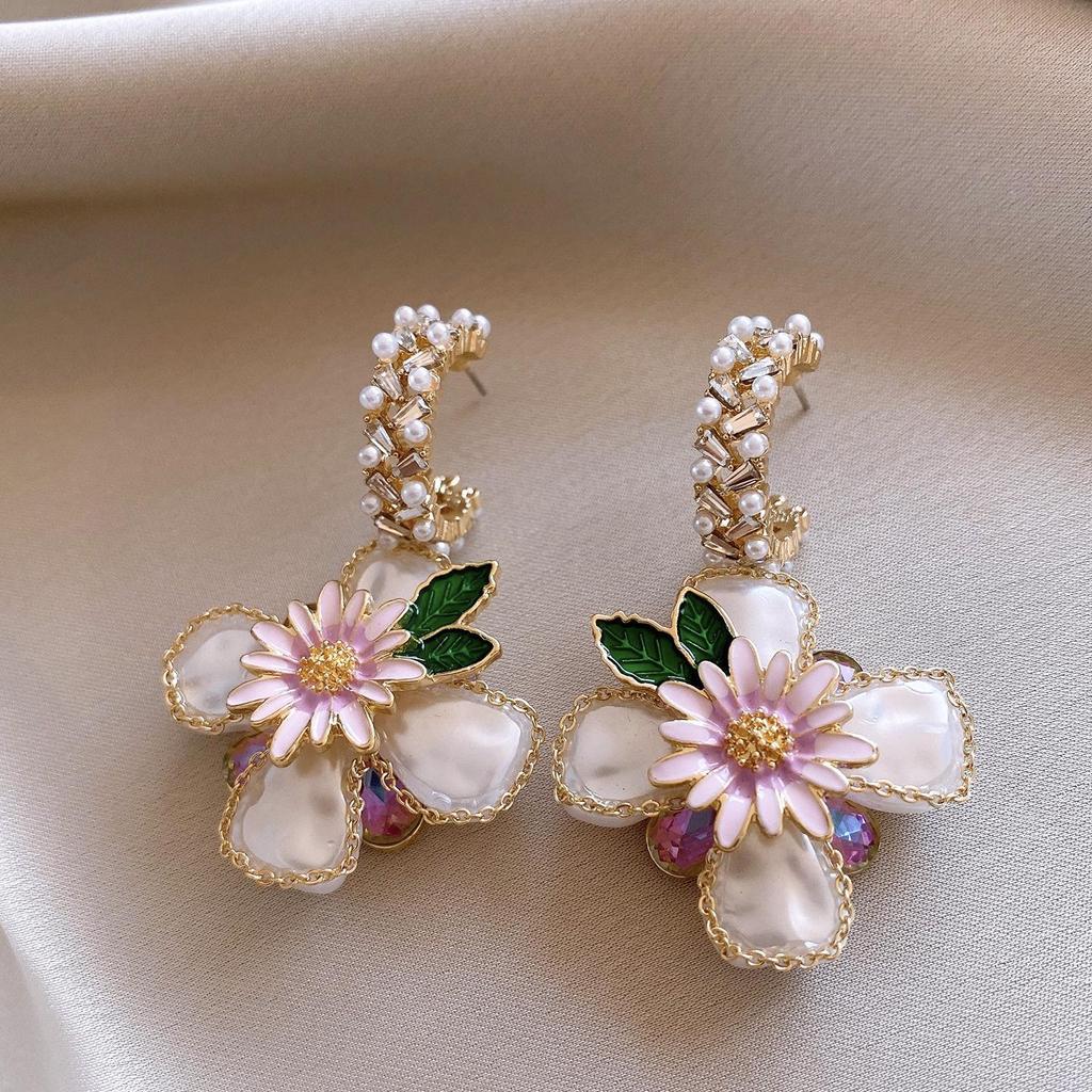 Monet Garden Pearl Stud Earrings: Exquisite Court Style with a Luxurious, Versatile Design.