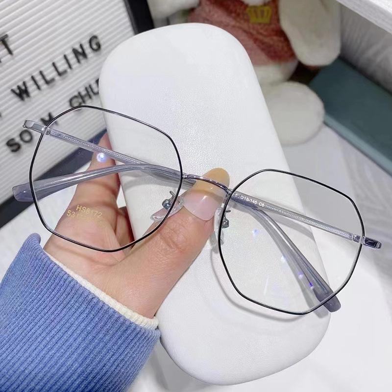 Ultralett liten rød bok med samme mote store polygonbriller for kvinner, litterær nærsynthet, vanlig artefakt.