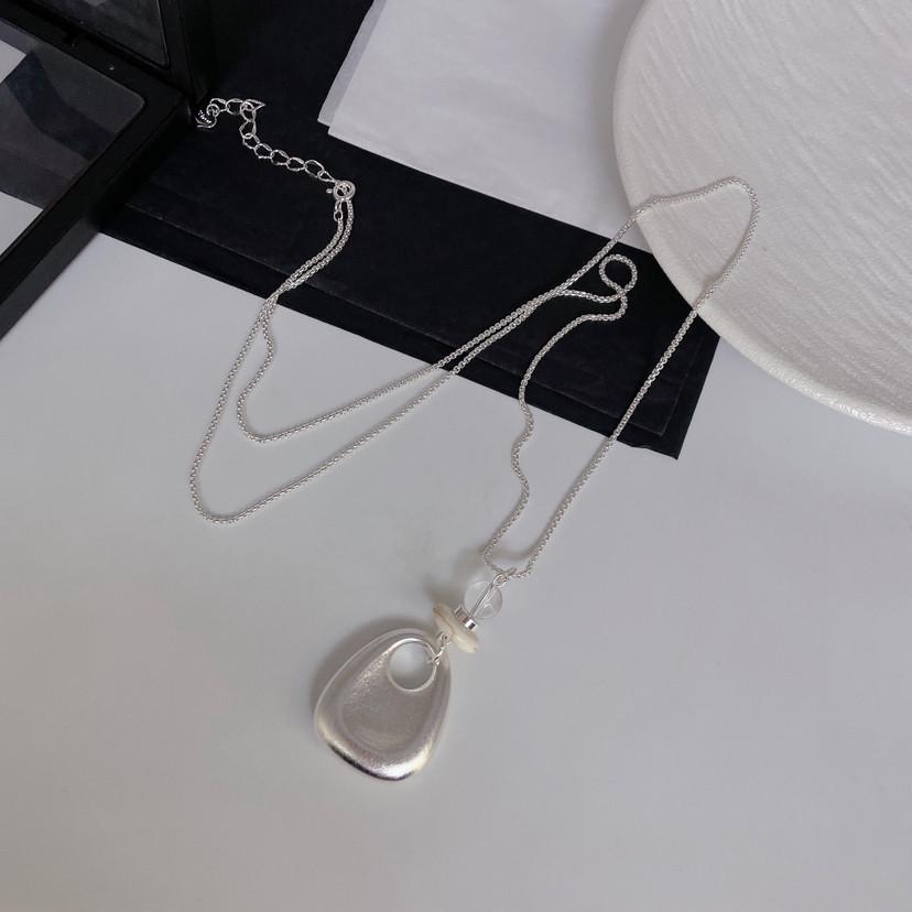 Minimalist Geometric Glossy Pendant Necklace - Simple Design, Light Luxury, High-End Feel Accessory.