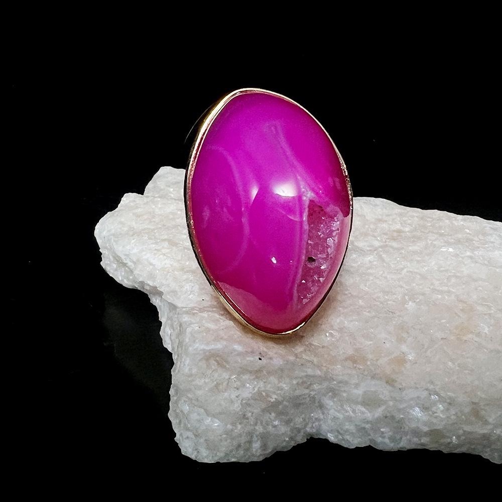 

Open Ring with Natural Agate Gemstone – Unique Niche Design рожевий червоний колір