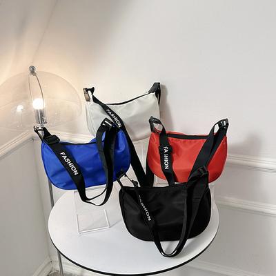Tissu en nylon sous le bras 2025 nouvelle tendance printemps mode style étranger texture sac bandoulière simple décontracté sac à bandoulière