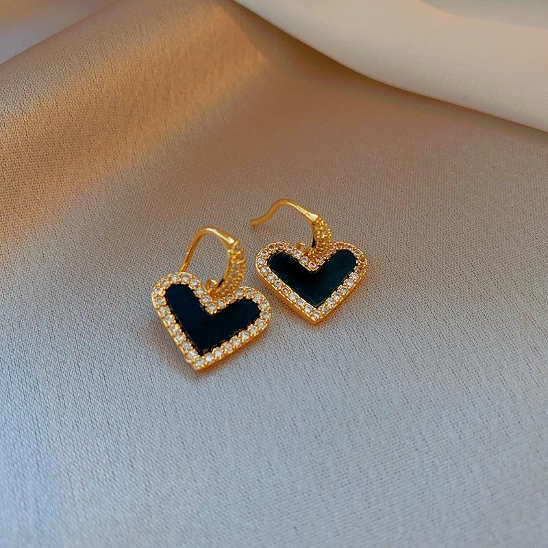 Geometrische Plissee-Ohrringe mit Glasperlen der Black Series: Elegante silberne Ohrstecker mit einem luxuriösen und vielseitigen Design.