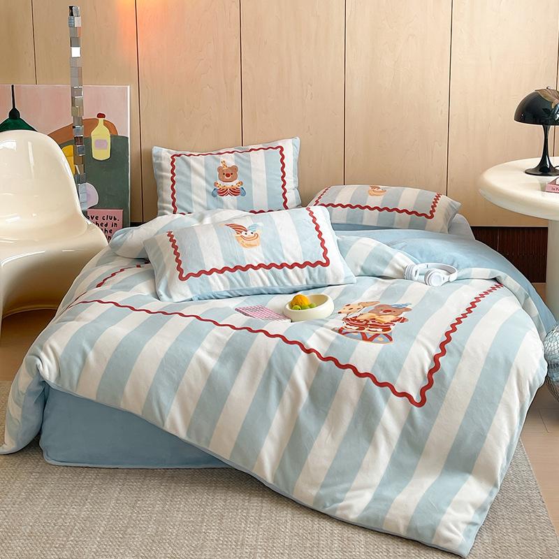 Thickened Milk Fleece Girl Heart Mengmeng Kitten Bed Four-Piece Set Coral Fleece 1.5 Meters