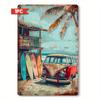 Vintage Retro Strandszene mit Surfern, rotem und weißem VW-Bus, bunten Surfbrettern, hölzerner Strandhütte, Palmen und Meerblick Dis