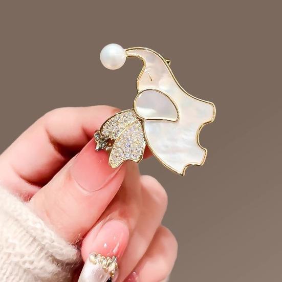 Women Brooch Flying Elephant Design Lapel Pin with Rhinestones Faux Pearl Decor Non-Slip Buckle Scarf Badge Clothing Bags Accessories