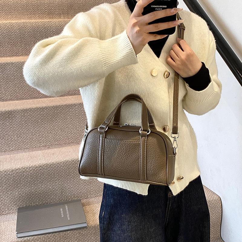 

Large capacity commuter shoulder bag niche underarm key bag 2025 new trend fashion portable pillow bag popular 24*8.5*14 серый