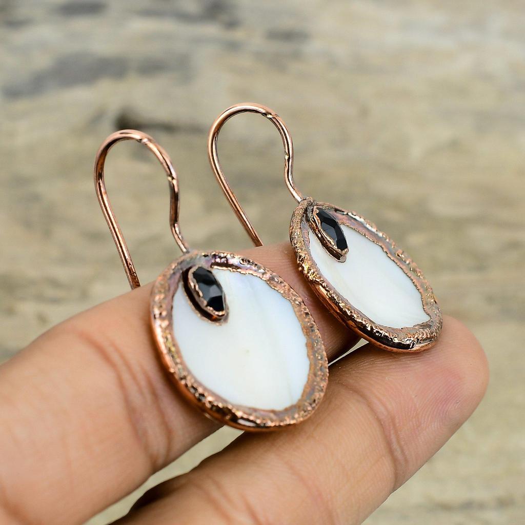 Boucles d'oreilles en nacre Cuivre électroformé Boucles d'oreilles Onyx noir Boucles d'oreilles faites main Cuivre électroformé Bijoux Pierre gemme Boucles d'oreilles Cadeau pour maman