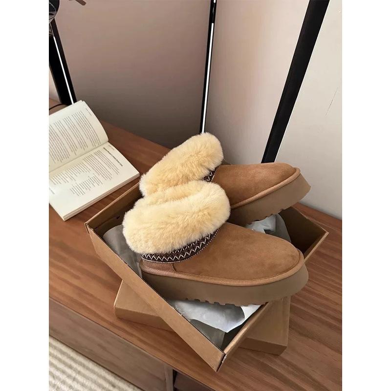 Ethnic style snow boots can be turned on with thick soles in autumn and winter. Wear two non-slip mid-tube cotton shoes and small short boots.