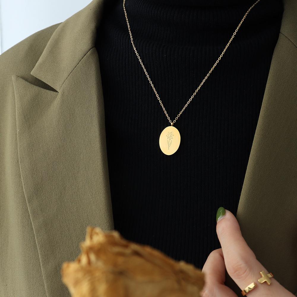 Style Engraved Flower Pendant Titanium Steel Necklace, Retro Fashion Women'S Gold-Plated Non-Fading Necklace Jewelry