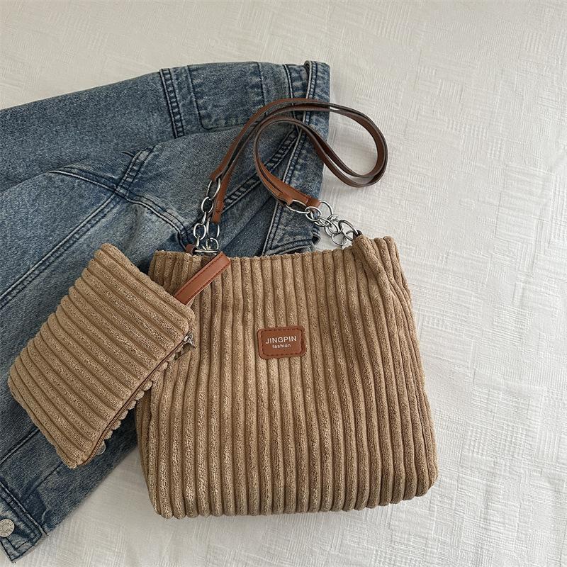 

Трендовая сумка большой вместимости женская 2025 весна новая на плечо подмышку однотонная популярная модная сумка-тоут универсальная хаки