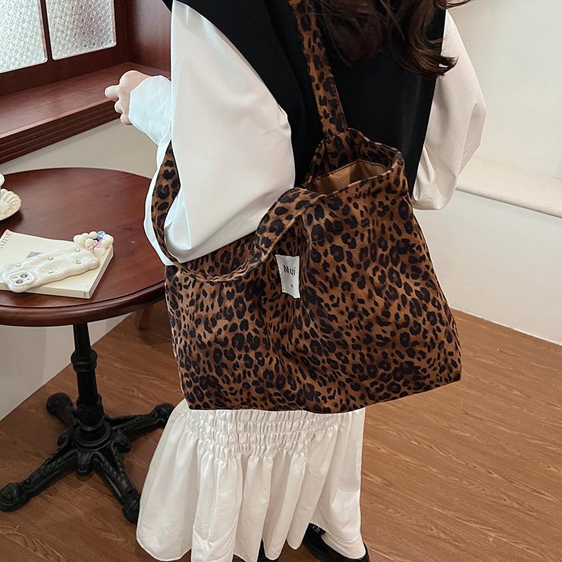 2025 Nytt Leopard Mønster Motedameveske En Skulder Høst og Vinter Koreansk Håndholdt Dameveske Pendlerstil Tote Bag