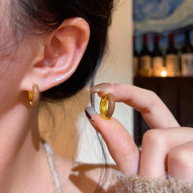 Maillard gold circle ear buckle earrings women's 2026 new popular autumn and winter stud earrings light luxury earrings