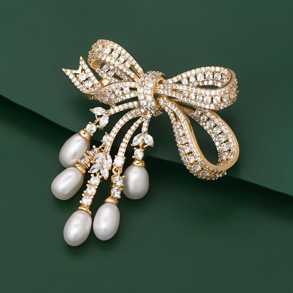 Broșă cu ciucure în formă de fundă cu perle, cu un simț al designului feminin, o broșă nișată și un palton de costum la modă