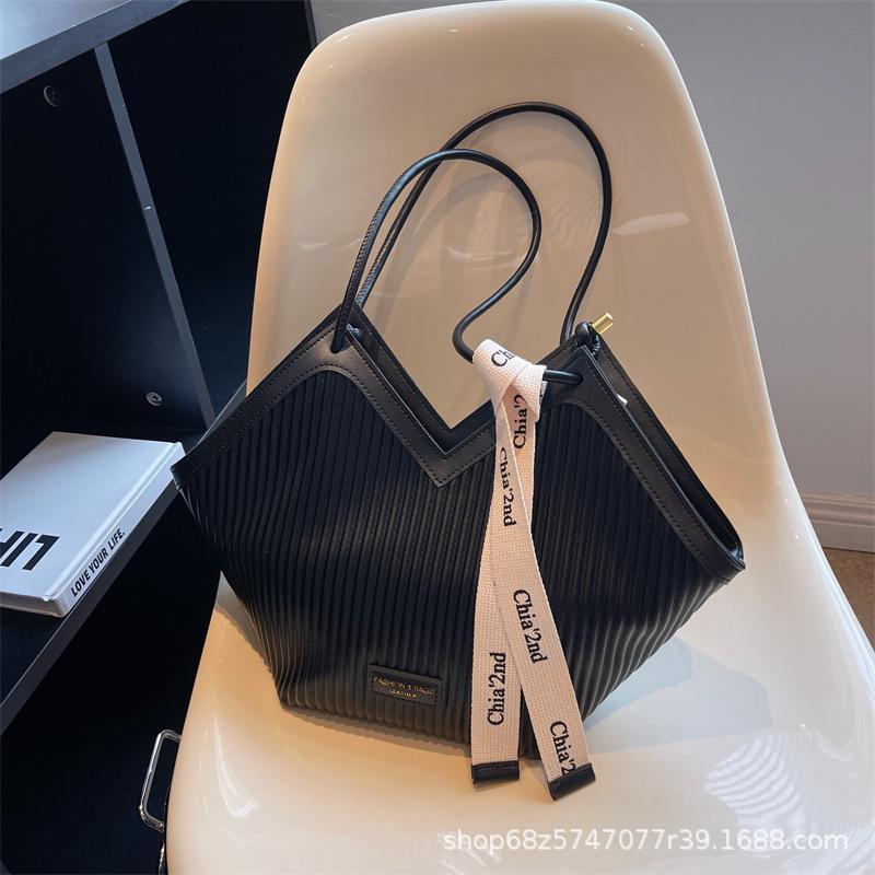 

Korean version of big bag women s 2025 autumn and winter new women s bag casual versatile tote commuter shoulder college student class bag