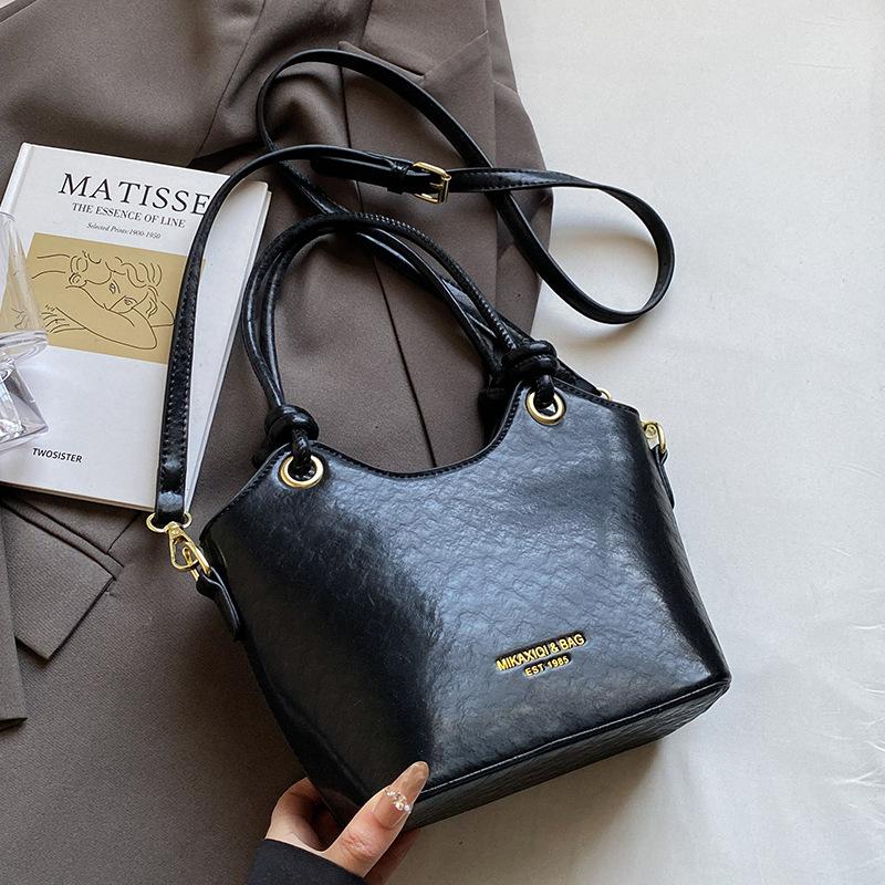 2025 New Products Are Popular, Fashionable and Simple, Hand-held Bucket Bags, Foreign Style and Versatile Commuting Solid Color PU Messenger Women's B