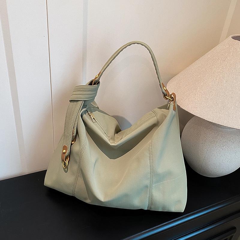 

Вместительная плиссированная сумка женская новый дизайн простая на плечо для работы тоут подмышечная сумка-мессенджер тренд зелёный