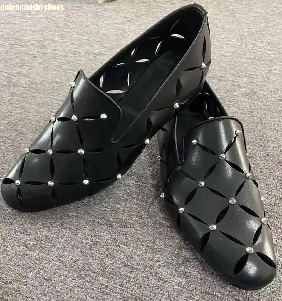 Fashion Round Toe Slip On Summer Black Shoes 2025 New Fashion Men Casual Shoes Rivet Breathable Leather Flat Sole Novelty Sandals