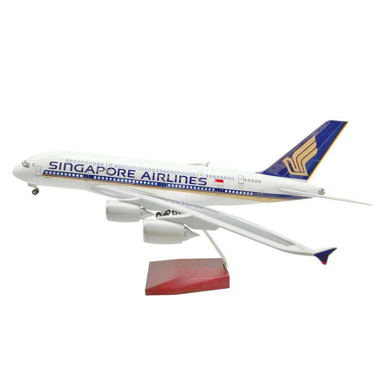 Airbus A380 Singapore Airlines with Wheels and Lights Simulation Aircraft Model Civil Aviation Model Gift Ornament