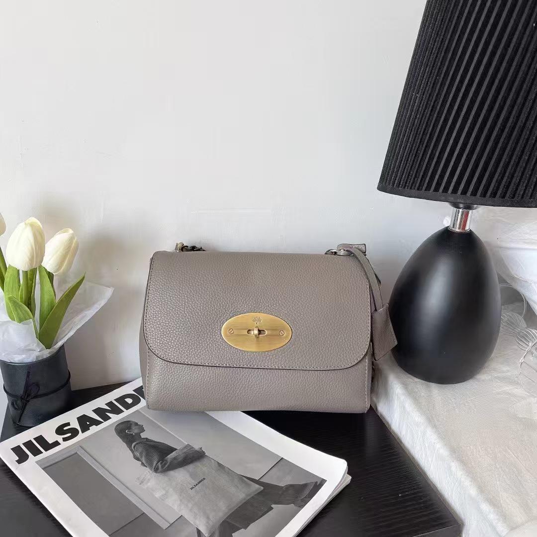 

Трендовая текстурированная черная мини-сумка кроссбоди на цепочке 2025 для женщин - квадратная плечевая сумка из натуральной кожи с замком 23 x 17 x 9 cm серый