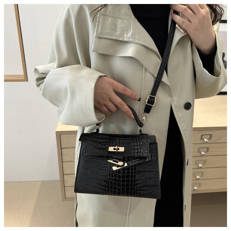 New Fashion Crocodile Embossed Faux Leather Shoulder Bag for Women Vintage Lock Square Crossbody Purse