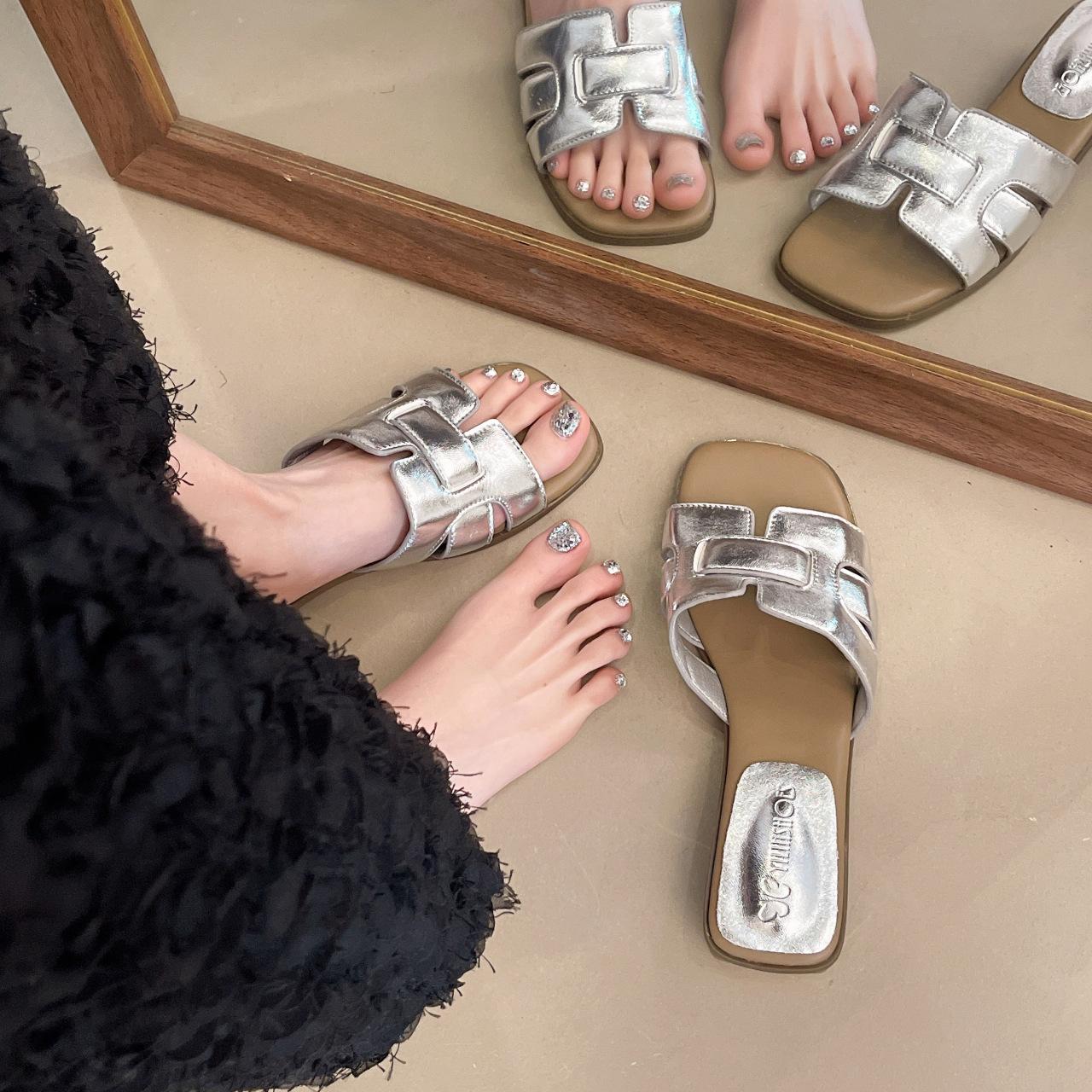 

Французские шлепанцы на низком каблуке на одно слово для женской летней носки 2025 новая корейская версия универсальная юбка приморский пляж крутые шлепанцы 40 серебряный