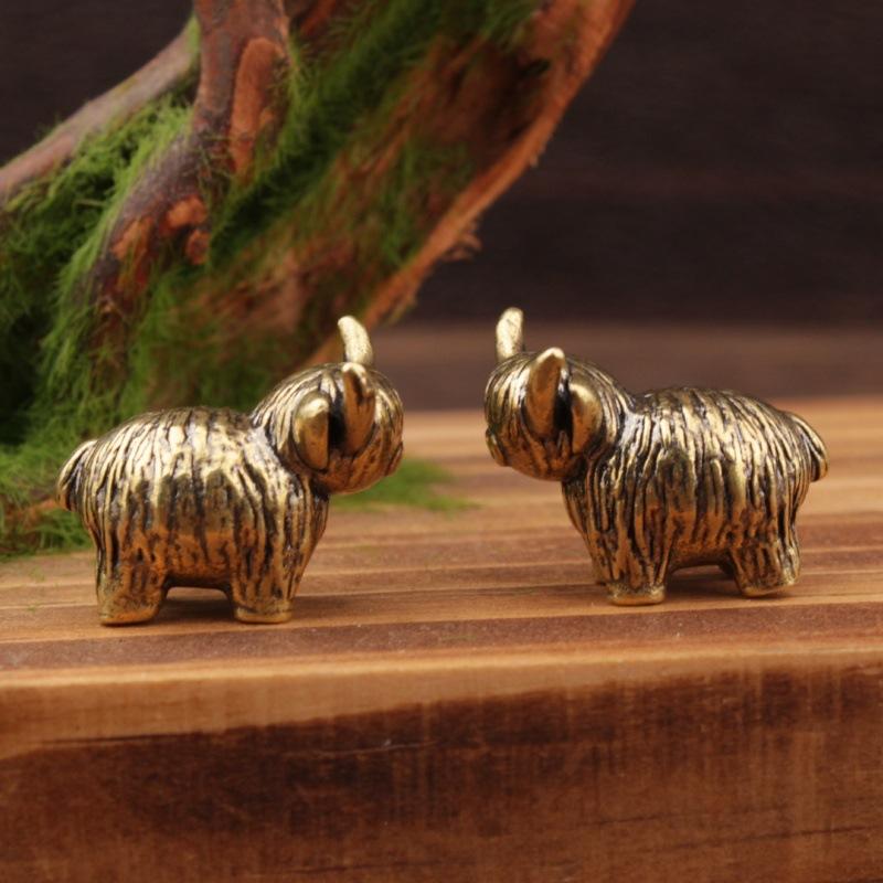 Mini Retro Brass Wall Highland Cattle Sculpture Hand Toy Gift Keychain Ornament Home Office Desk Decorative Ornament