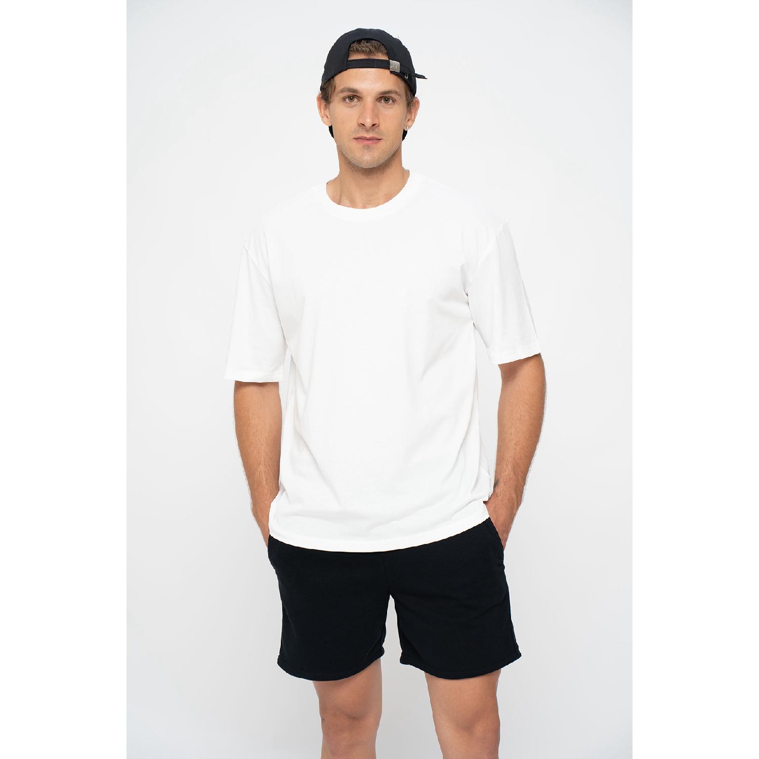 

Белая мужская базовая футболка оверсайз с круглым вырезом и коротким рукавом S белый