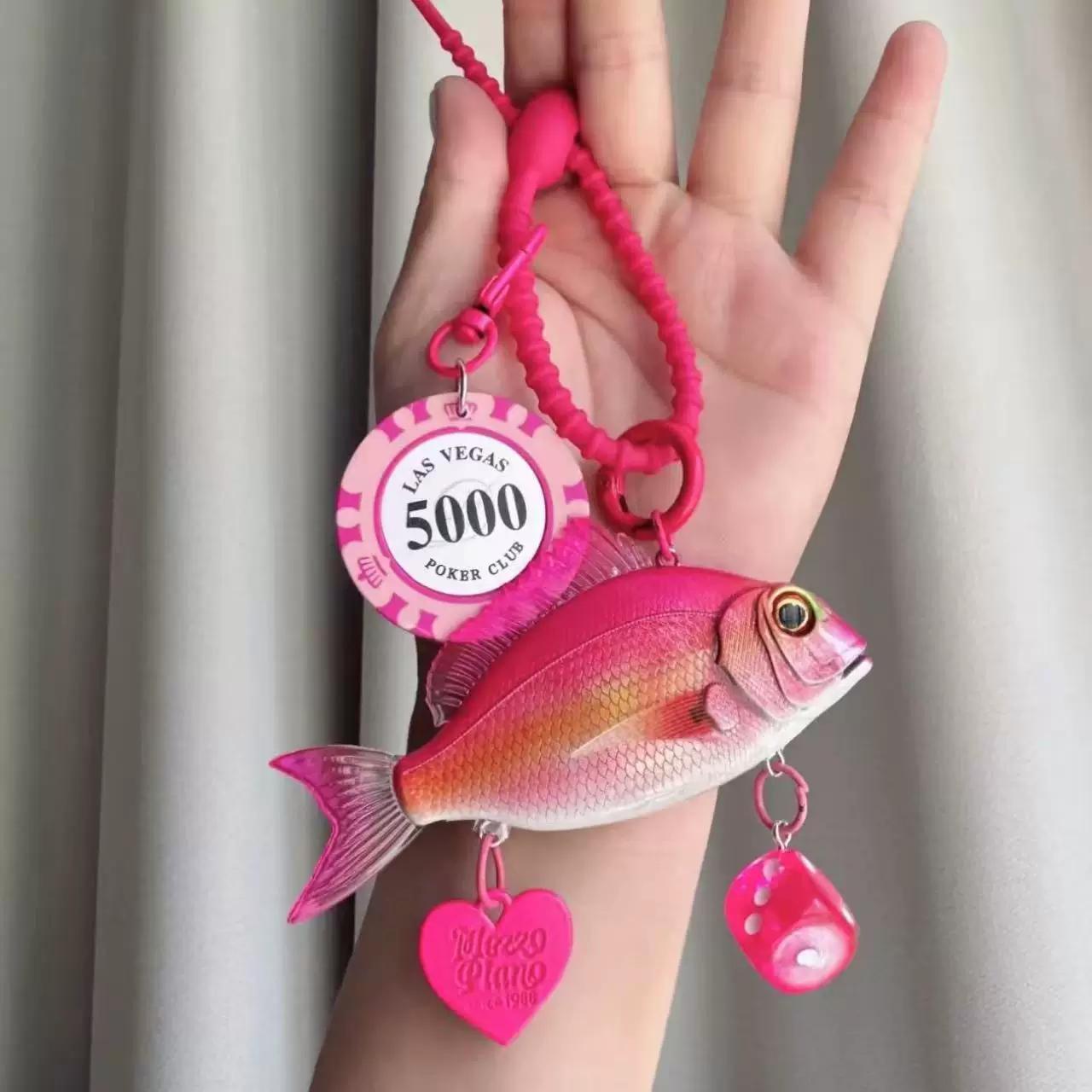 Nieuwe Trend Glanzende Acryl Vis Dobbelsteen Chip met 3D Sculptuur Verstelbare Band Mode Hanger Tas Bedeltje pink