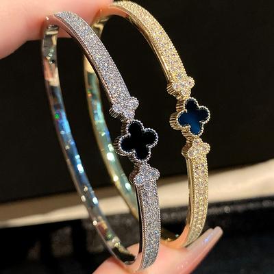 Doppelreihiges Zirkonia-besetztes Fünfblattblumen-Armband für Damen, Armband mit leichter Luxustextur, Trendiges Accessoire