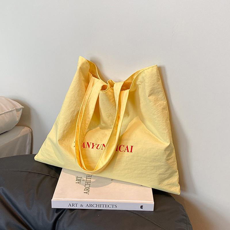 

Сумка Новая Женская 2025 Большая Вместимость Плечевая С Принтом Букв Женская Сумка Маленькая Свежая Сумка для Покупок Универсальная Тканевая Сумка Женский Тренд жёлтый