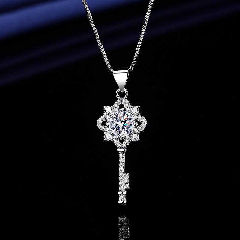 European & American Four-Leaf Clover Key Pendant Necklace with 1-Carat Eight Hearts & Arrows Gem - Women's Jewelry Gift